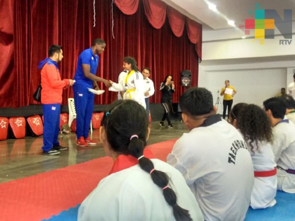 Taekwondoín Miguel Soria imparte seminario en Coatzacoalcos
