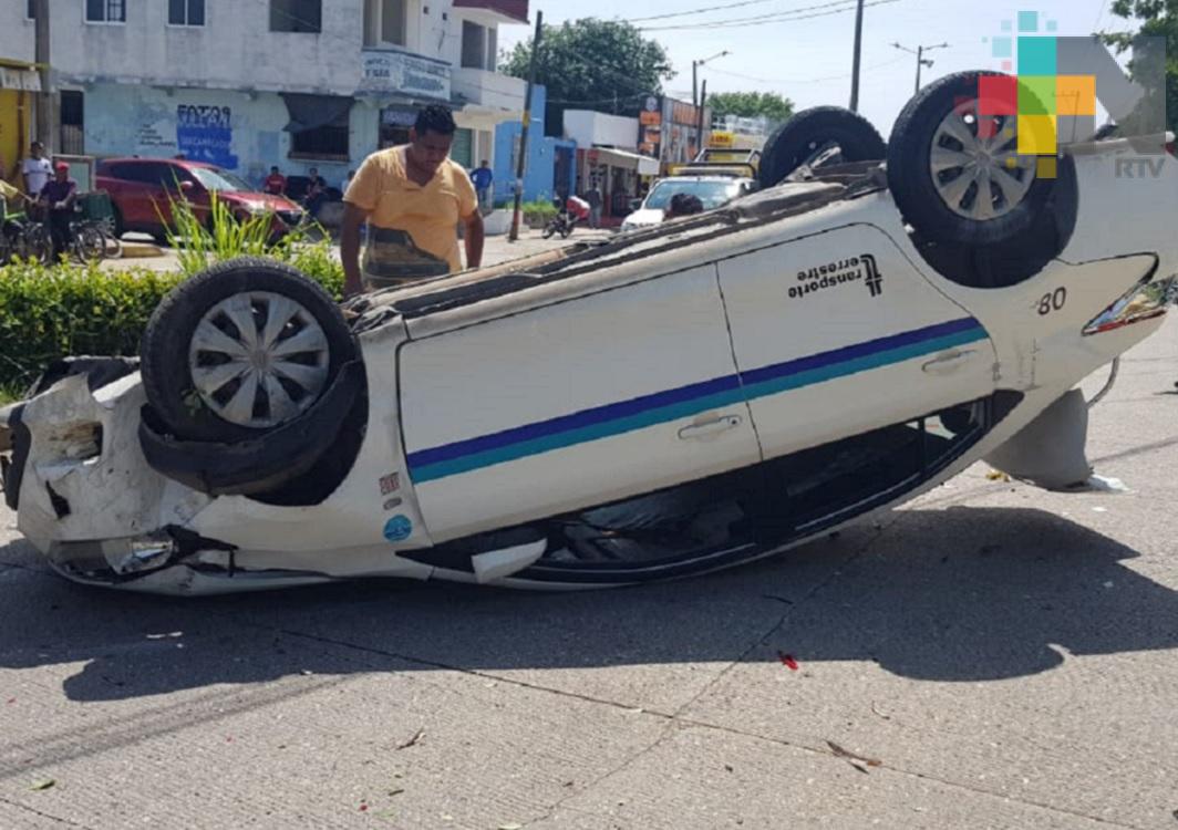 Taxi termina volcado frente a Lomas de Barrillas en Coatzacoalcos