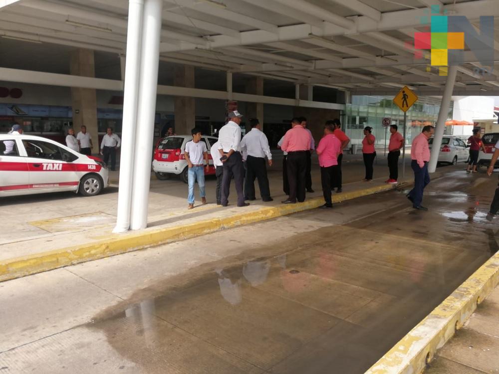 Taxistas se manifestaron en central camionera de Coatzacoalcos