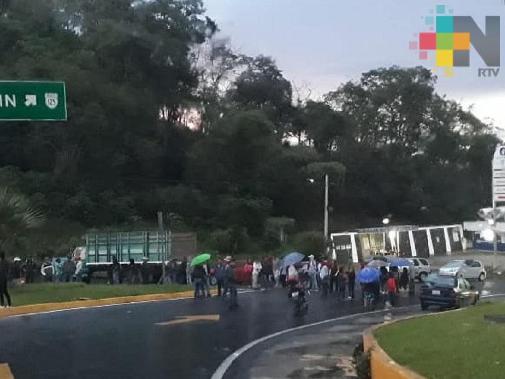 Toman carretera Totutla-Xalapa, piden terminen obra de pavimentación
