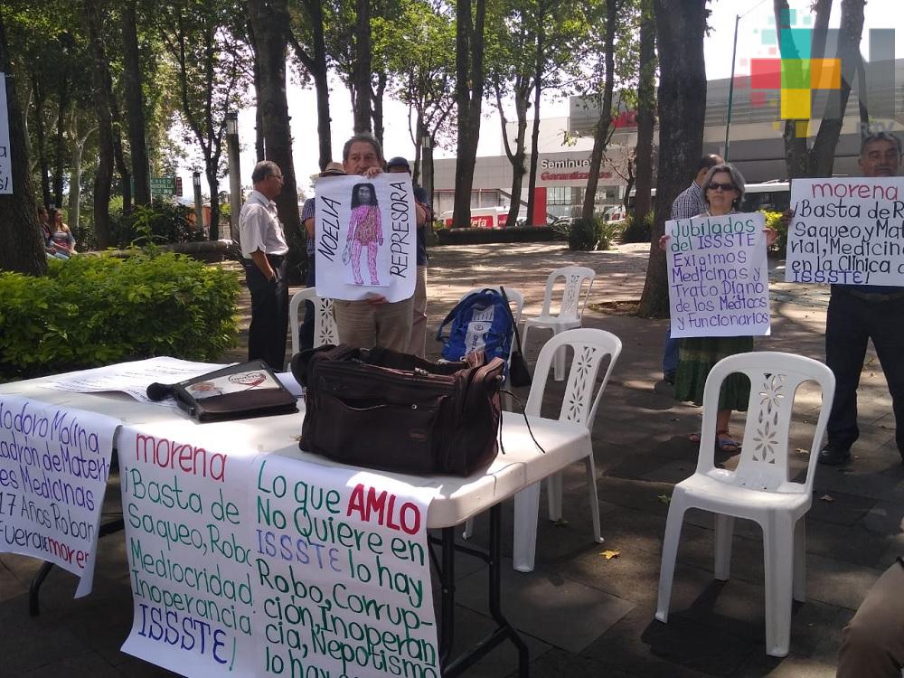 Trabajadores jubilados y  activos del ISSSTE piden pagos atrasados