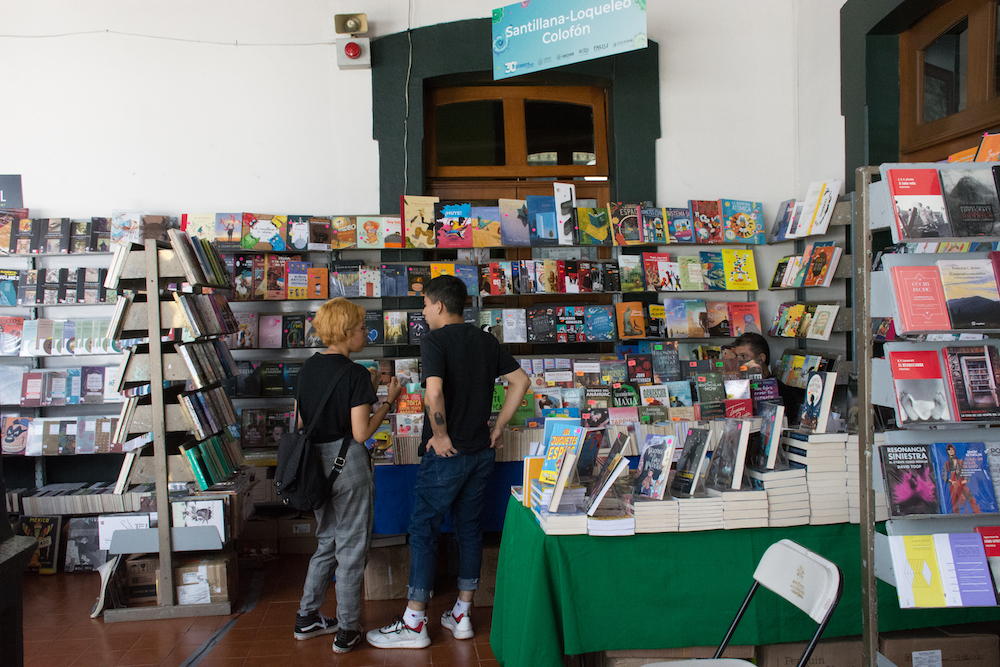 Descuentos y diversidad editorial en venta nocturna en Feria del Libro