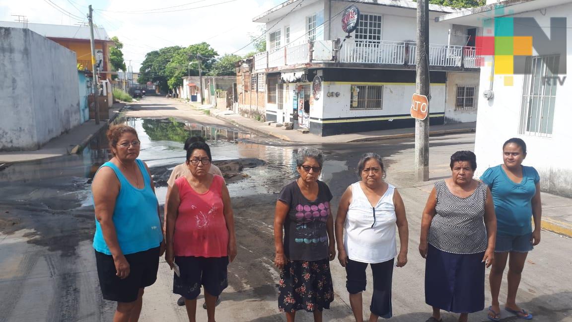 Molestos por fuga de aguas negras en colonia Hidalgo de Veracruz puerto