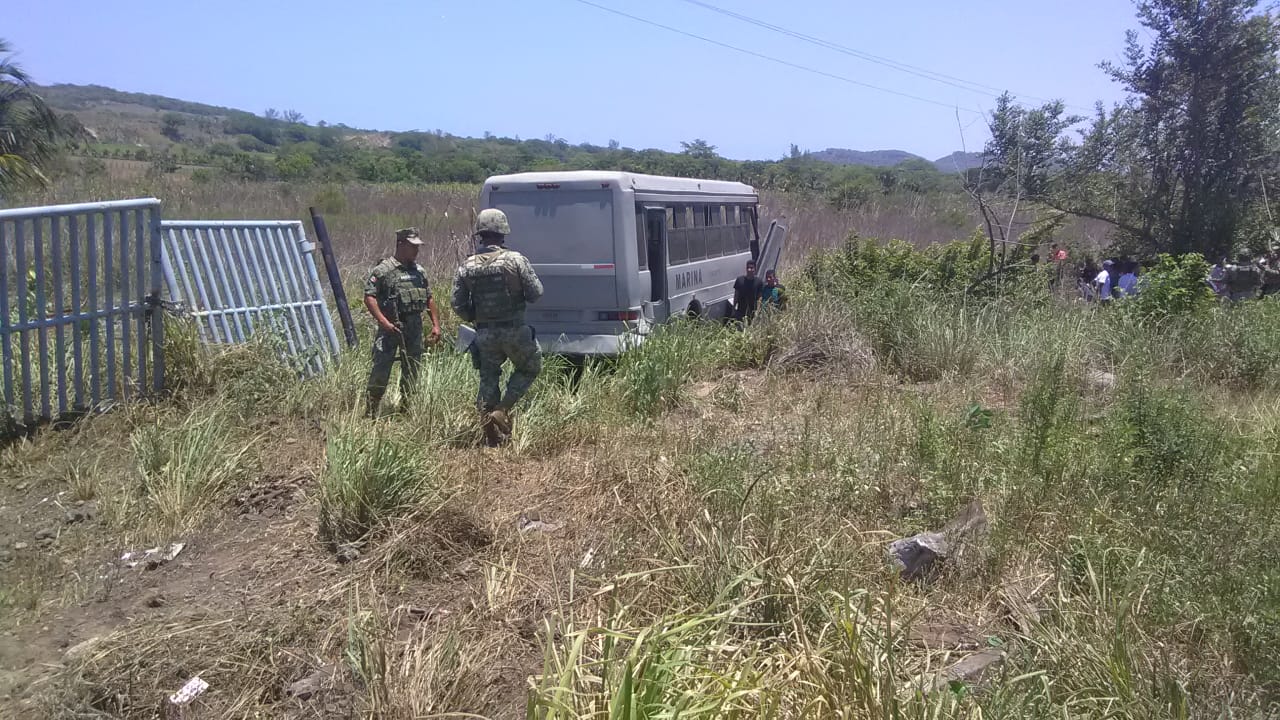Se accidenta transporte de la Armada de México; lesionados leves