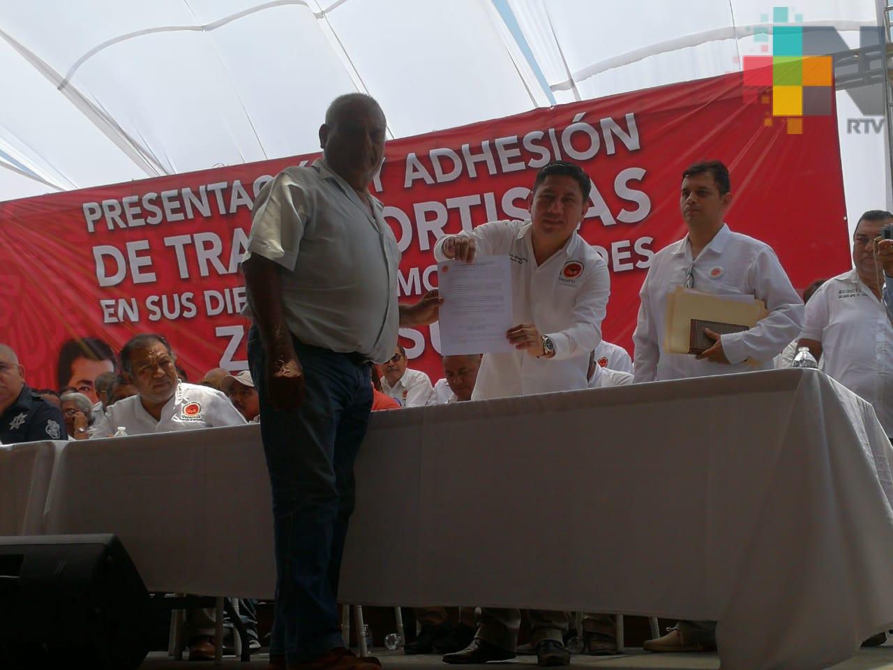 Se agrupan más transportistas y docentes en la zona sur