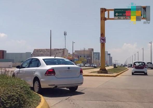 Suprime Tránsito acceso del malecón costero hacia la avenida Las Palmas, en Coatzacoalcos