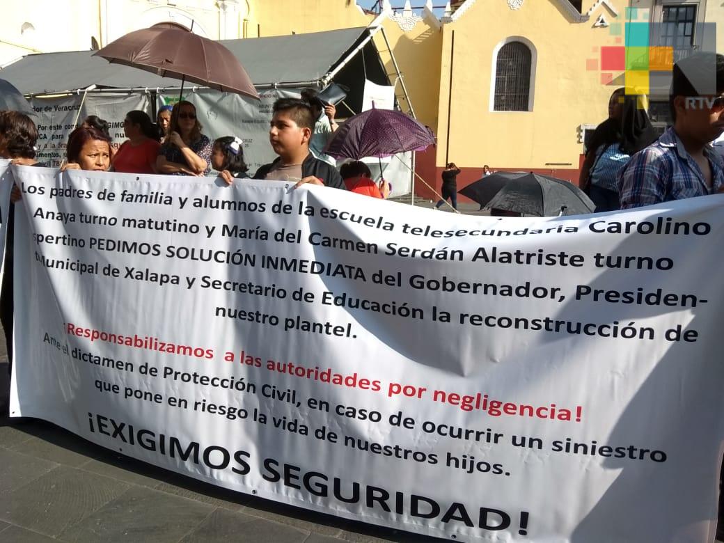 Se manifiestan alumnos y maestros de Telesecundaria “Carolino Anaya”, piden sea reparada