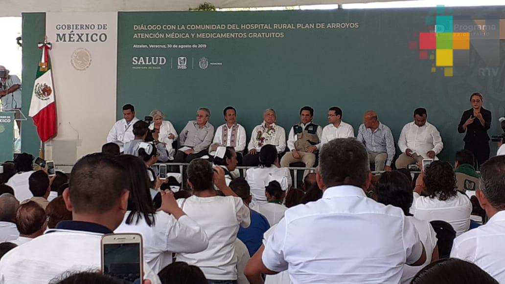 Estamos cumpliendo con mejorar hospitales y salarios, destaca el presidente López Obrador de visita en Atzalan