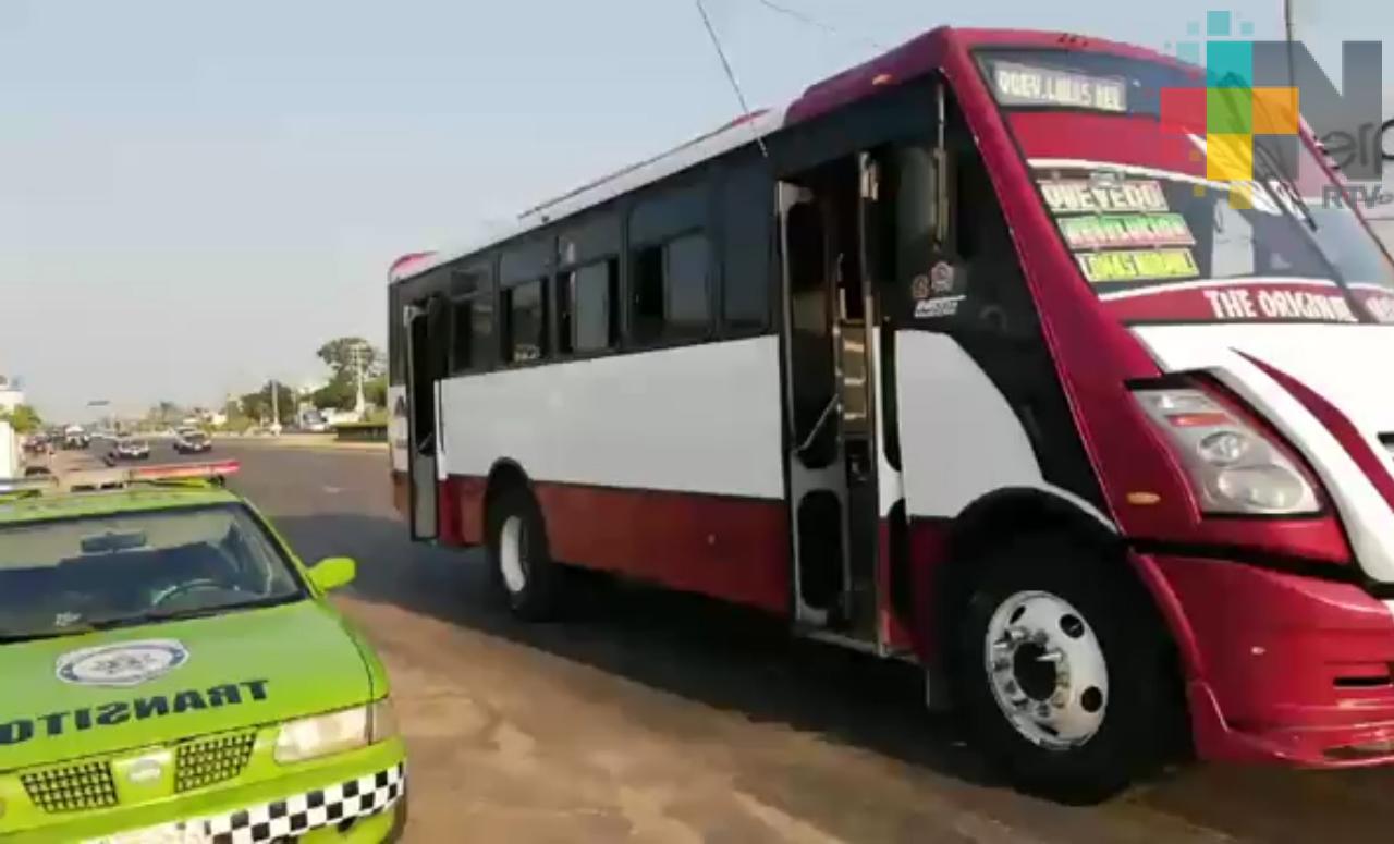 Grave, estudiante que cayó de autobús