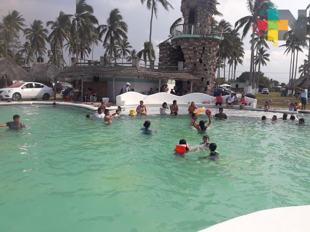 Abarrotan balnearios de Costa Esmeralda