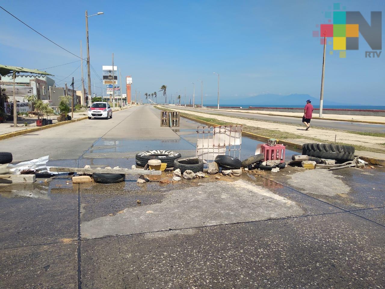 Tras desalojo de vecina, bloquean malecón costero de Coatzacoalcos