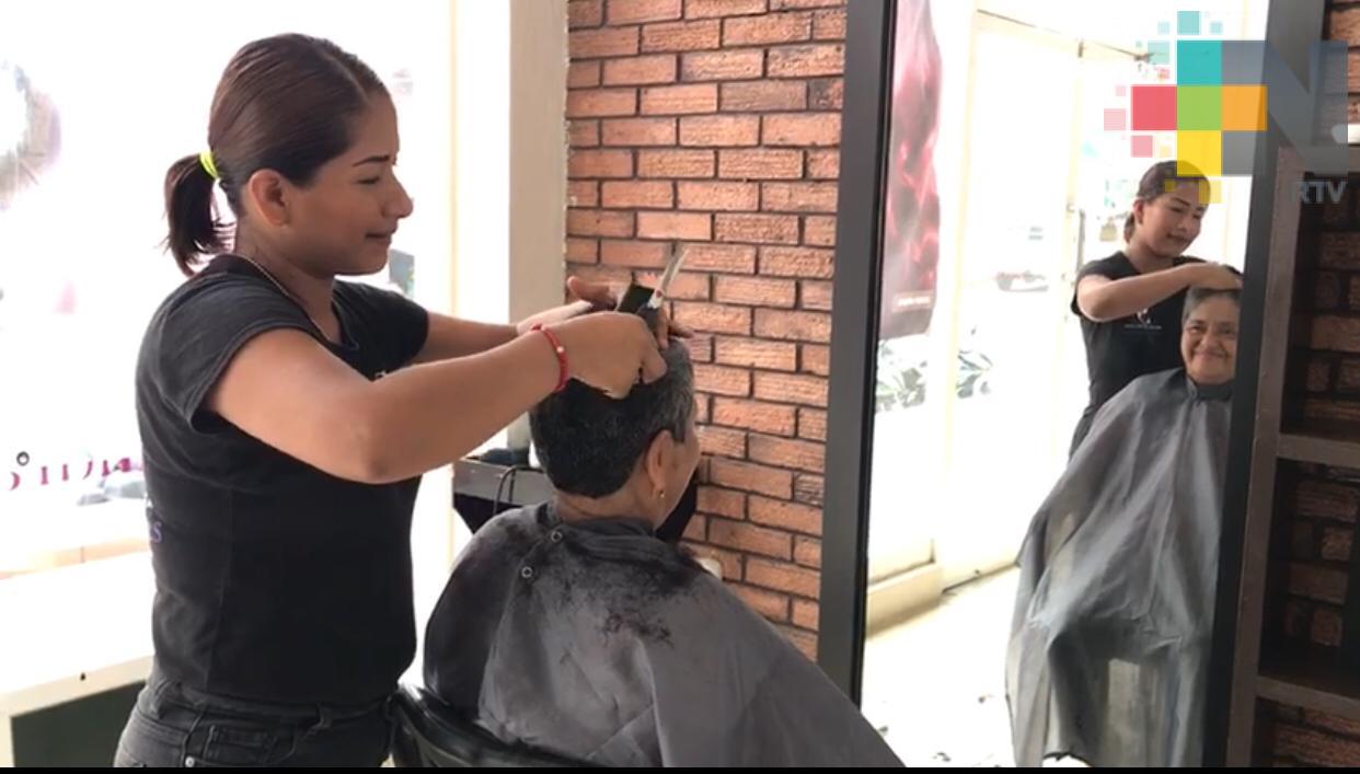 El oficio de estilista es fuente de ingresos para jóvenes y madres de familia