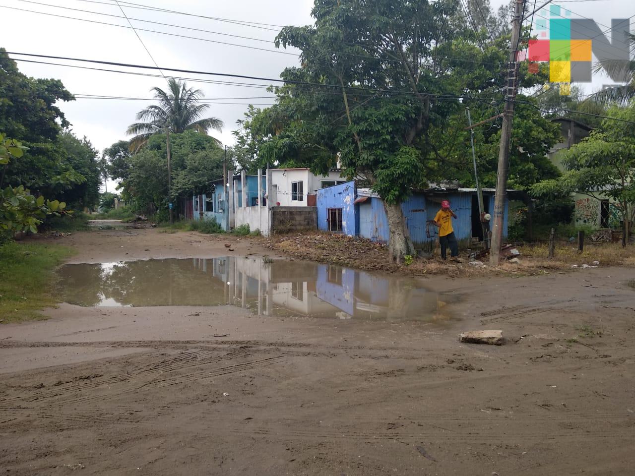 Habitantes de zonas bajas de Coatzacoalcos piden rellenar caminos para evitar inundaciones