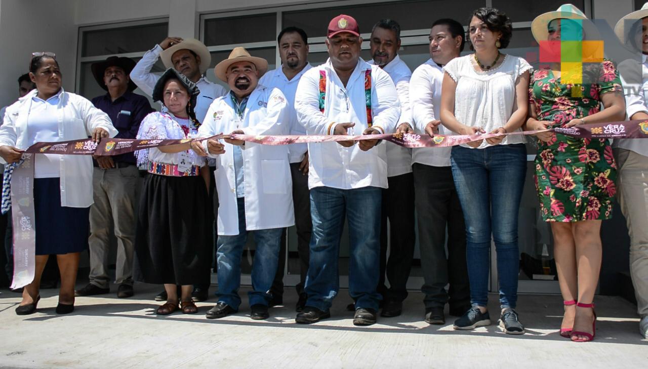Entrega Secretaría de Salud hospital en comunidad Camacho, de Santiago Tuxtla