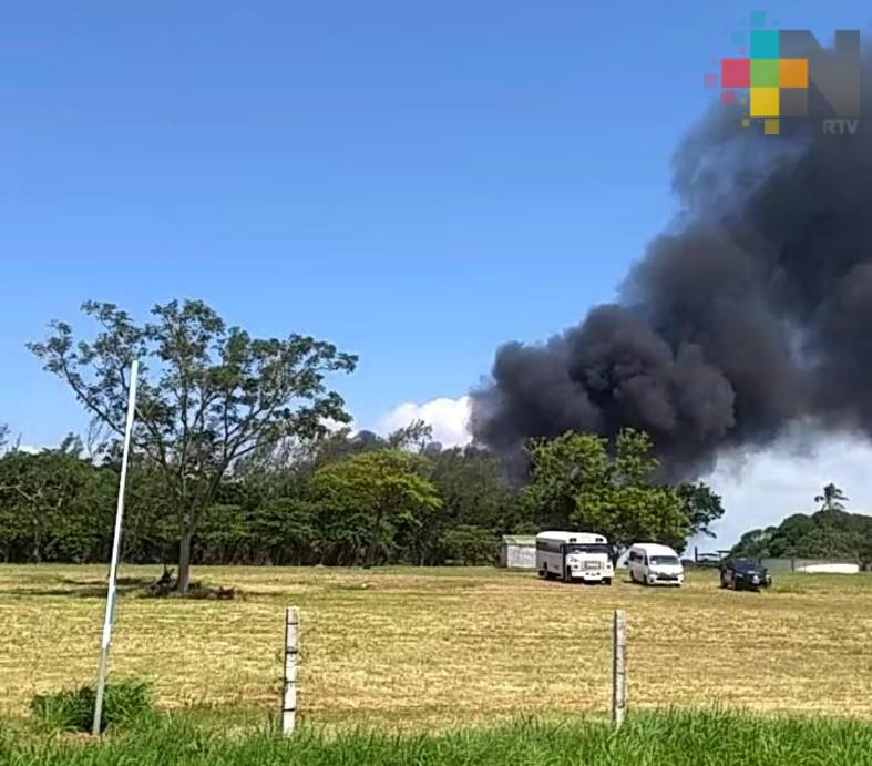 Incendio en fosa de residuos aceitosos, en carretera Coatzacoalcos-Minatitlán