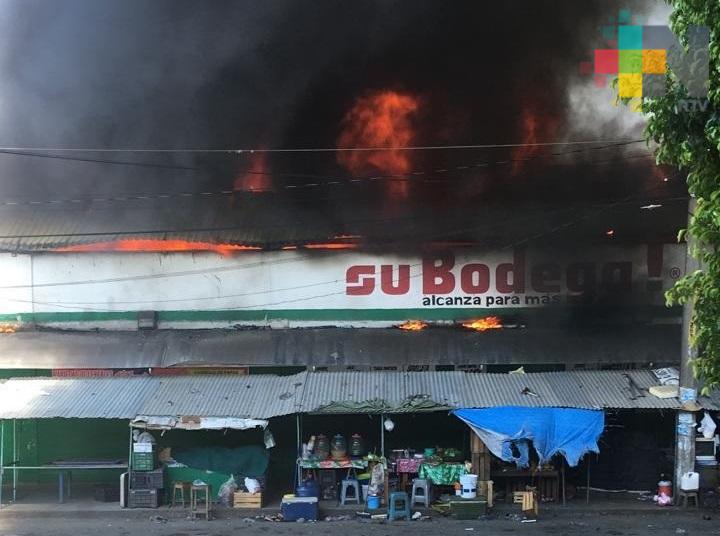 Se incendia mercado en Cerro Azul; PC evacuó la zona