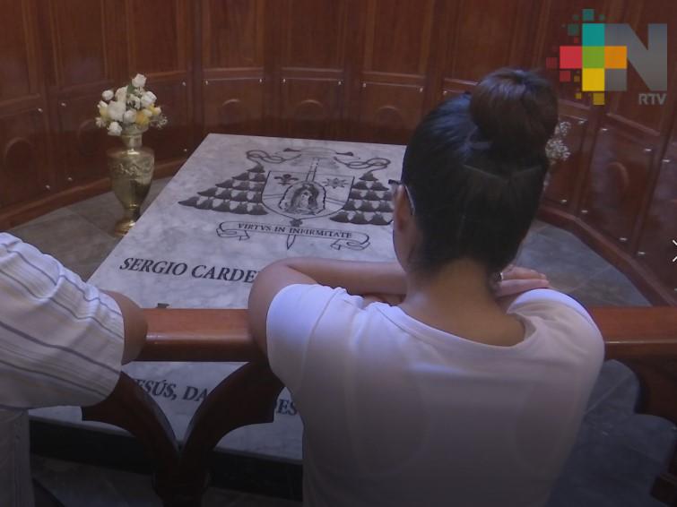 Feligreses llegan a la tumba del cardenal Sergio Obeso Rivera