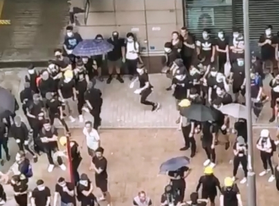 Policía de Hong Kong dispersa a manifestantes con gas lacrimógeno