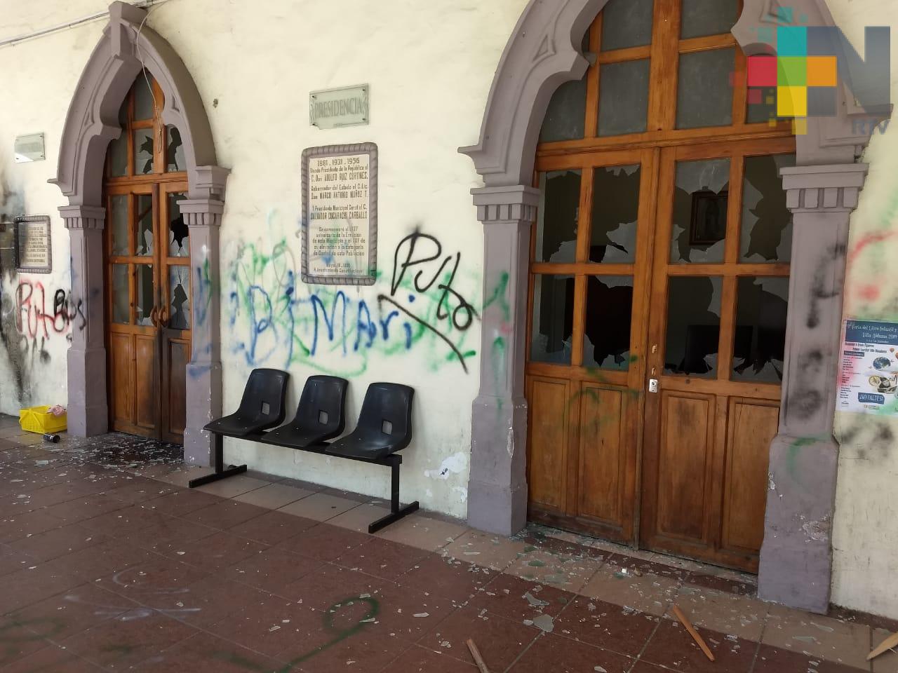 Vandalizan el palacio municipal de Altotonga
