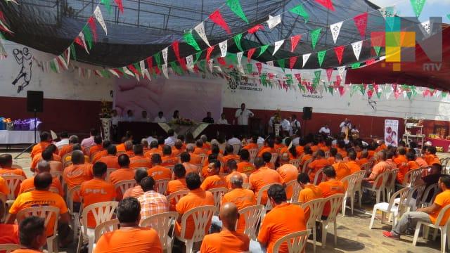 Entregan cartas de liberación anticipada a adultos mayores, en CERESO de San Andrés Tuxtla