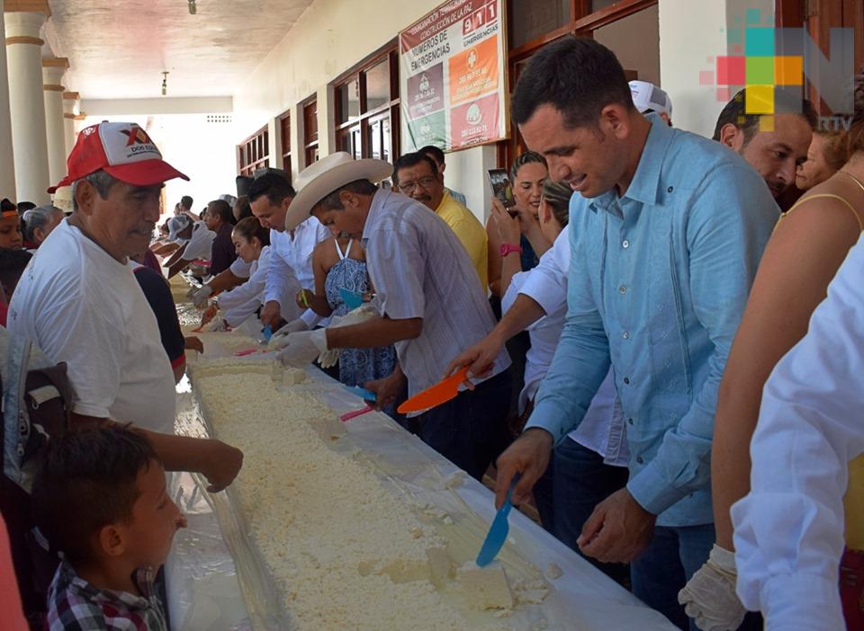Tlalixcoyan rompe récord con el queso fresco más grande de México
