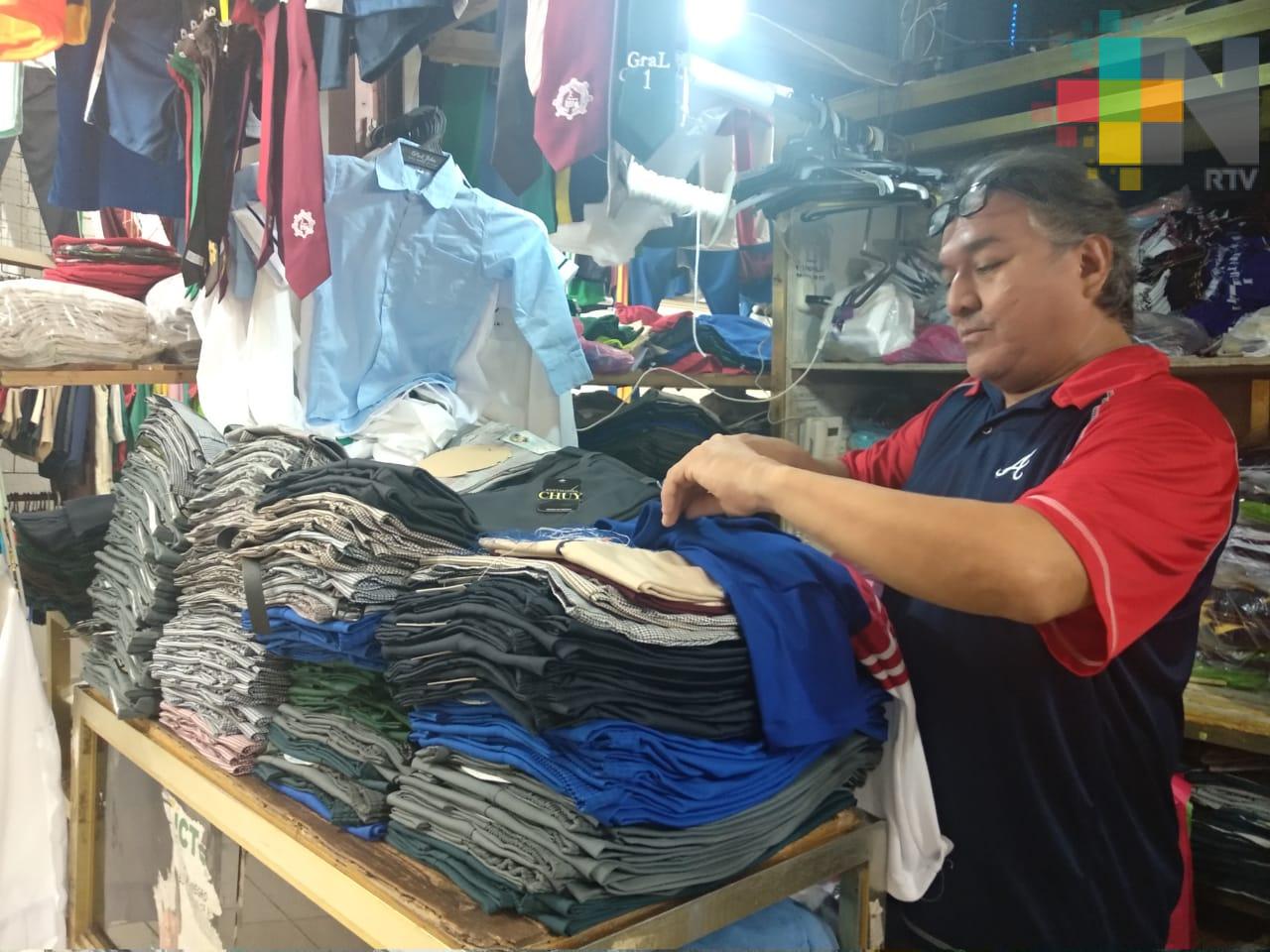 Precios de uniformes registran alza de 10% en mercados de Coatzacoalcos