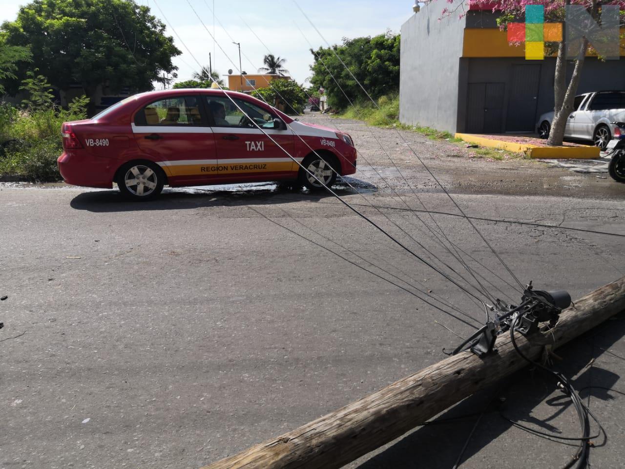 Urbano derriba poste de telefonía en fraccionamiento de Veracruz puerto