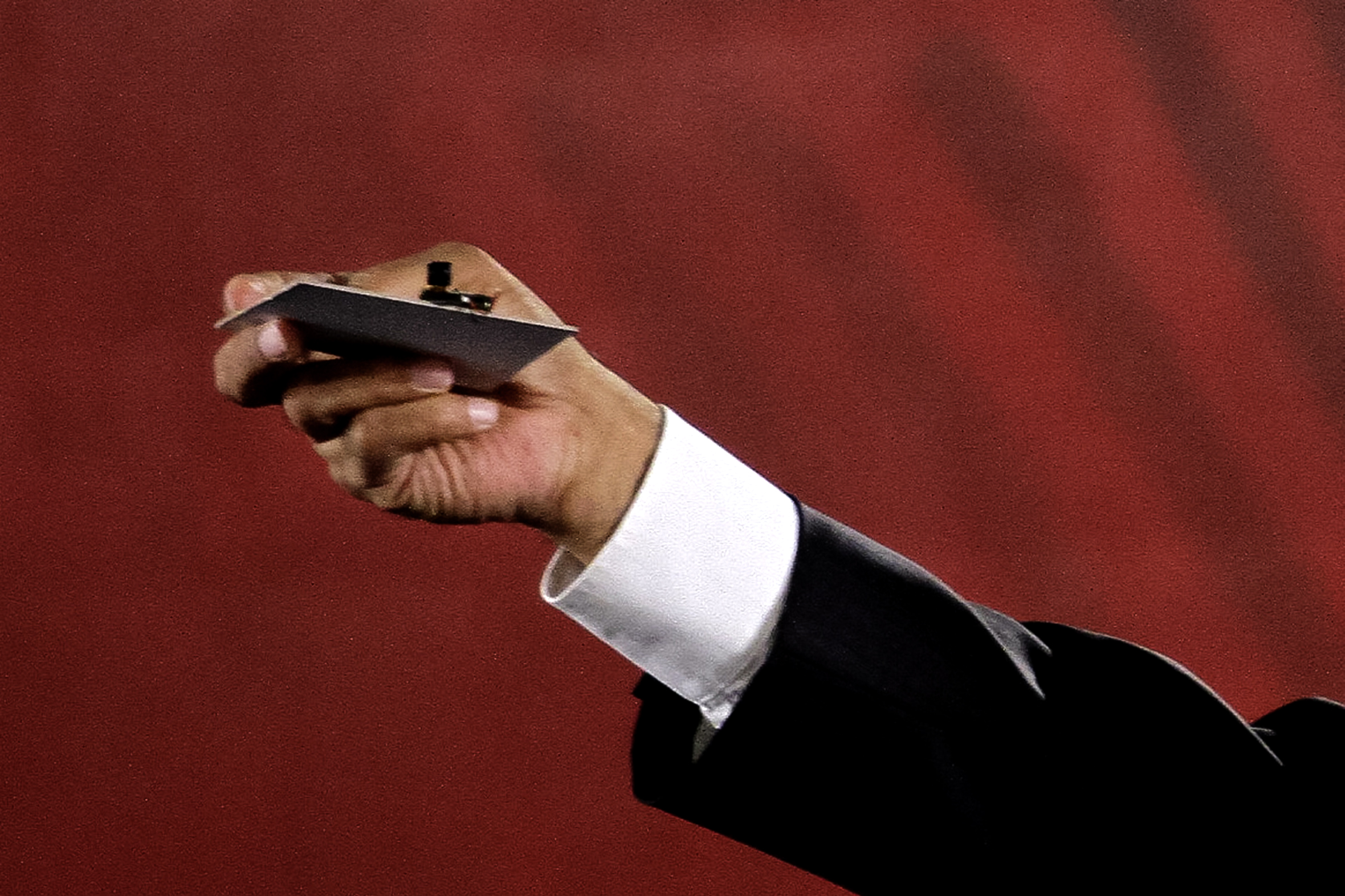 López Obrador muestra la cámara espía encontrada en Palacio Nacional