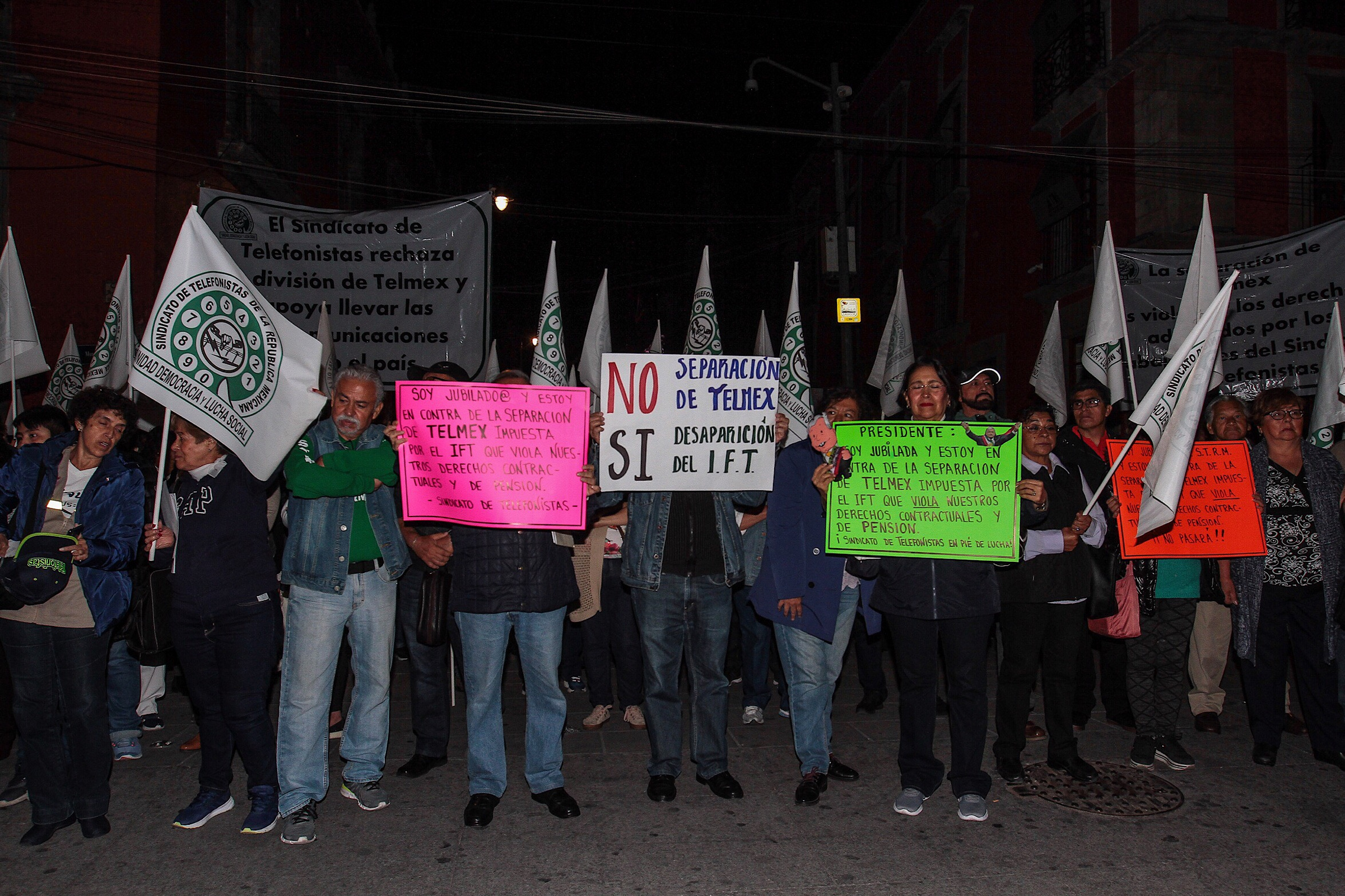 Telefonistas pensionados se manifiestan en Palacio Nacional