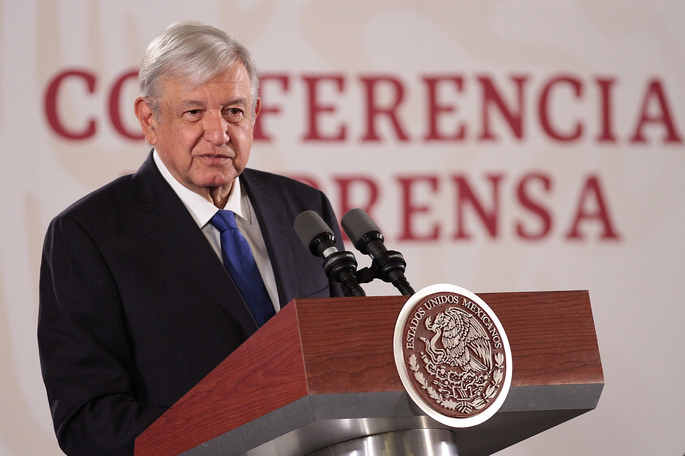 Que se vayan al carajo «trácalas» de recursos para adultos mayores: AMLO