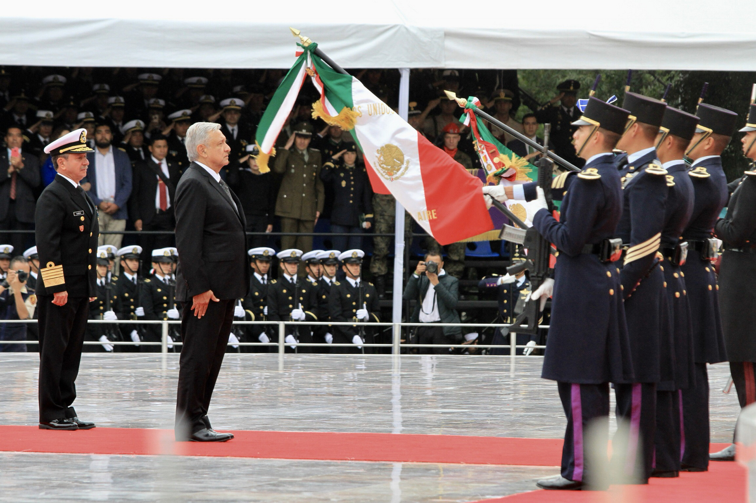 López Obrador monta guardia de honor en Monumento a Niños Héroes