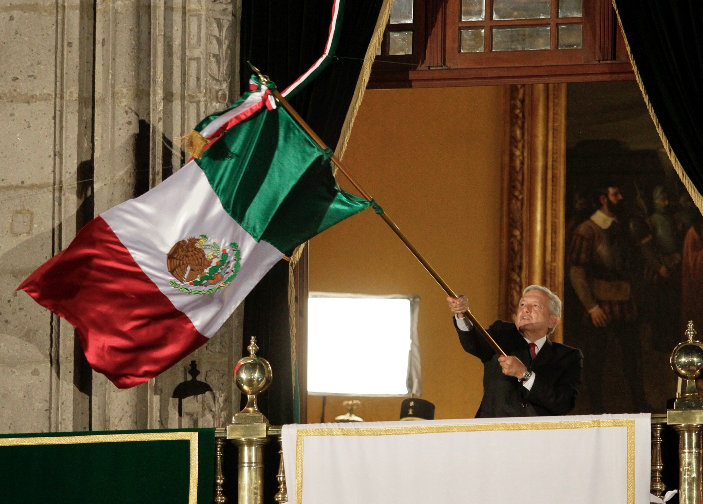 Con «vivas» a los héroes anónimos y a la democracia, AMLO da el Grito