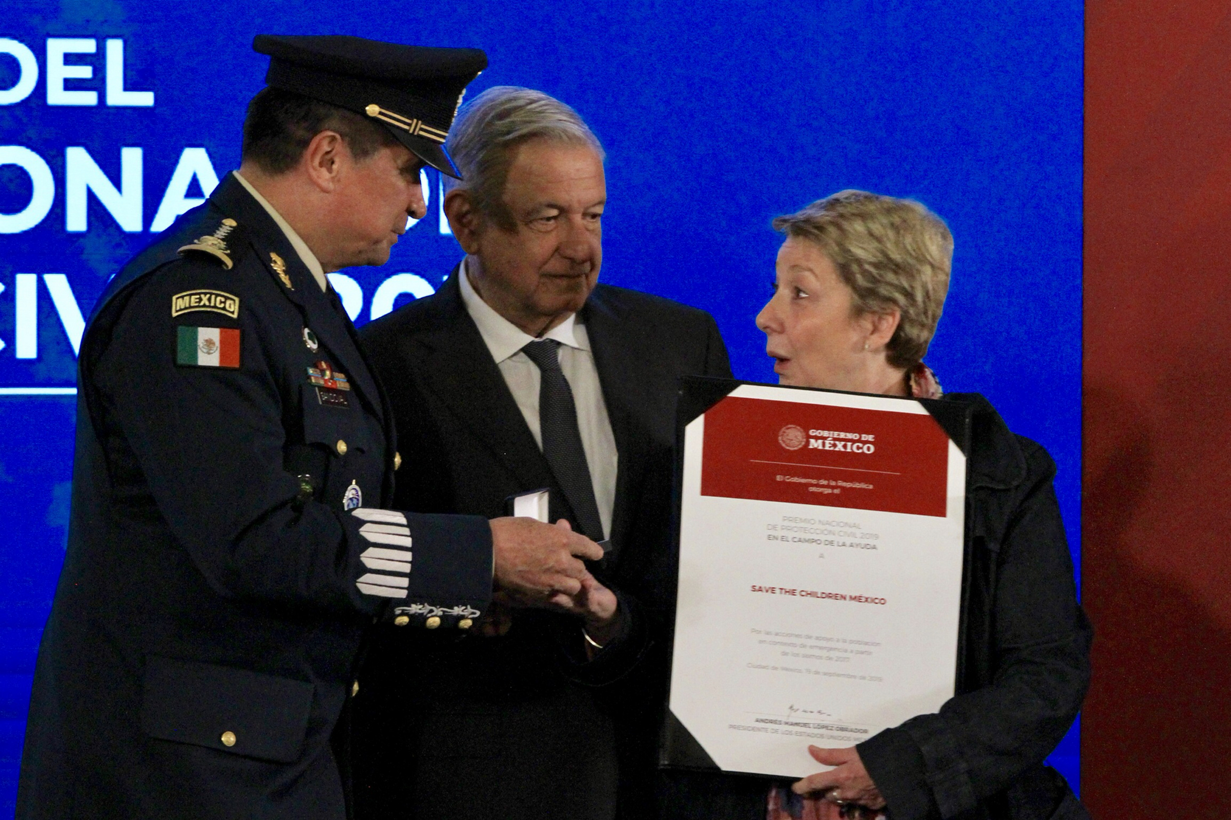 López Obrador entrega Premio Nacional de Protección Civil