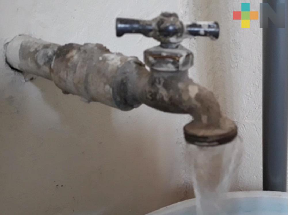 Autoridades continúan apoyando con pipas de agua a población tuxpeña