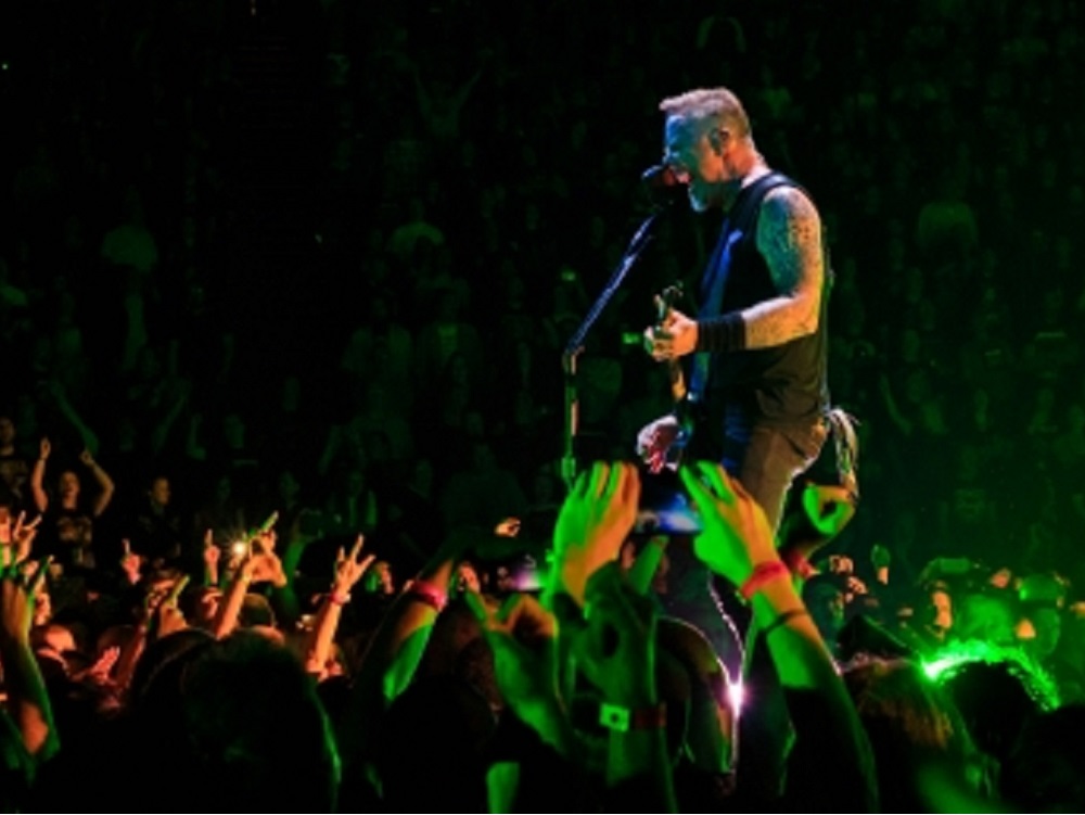 Adicciones de James Hetfield frenan gira de Metallica