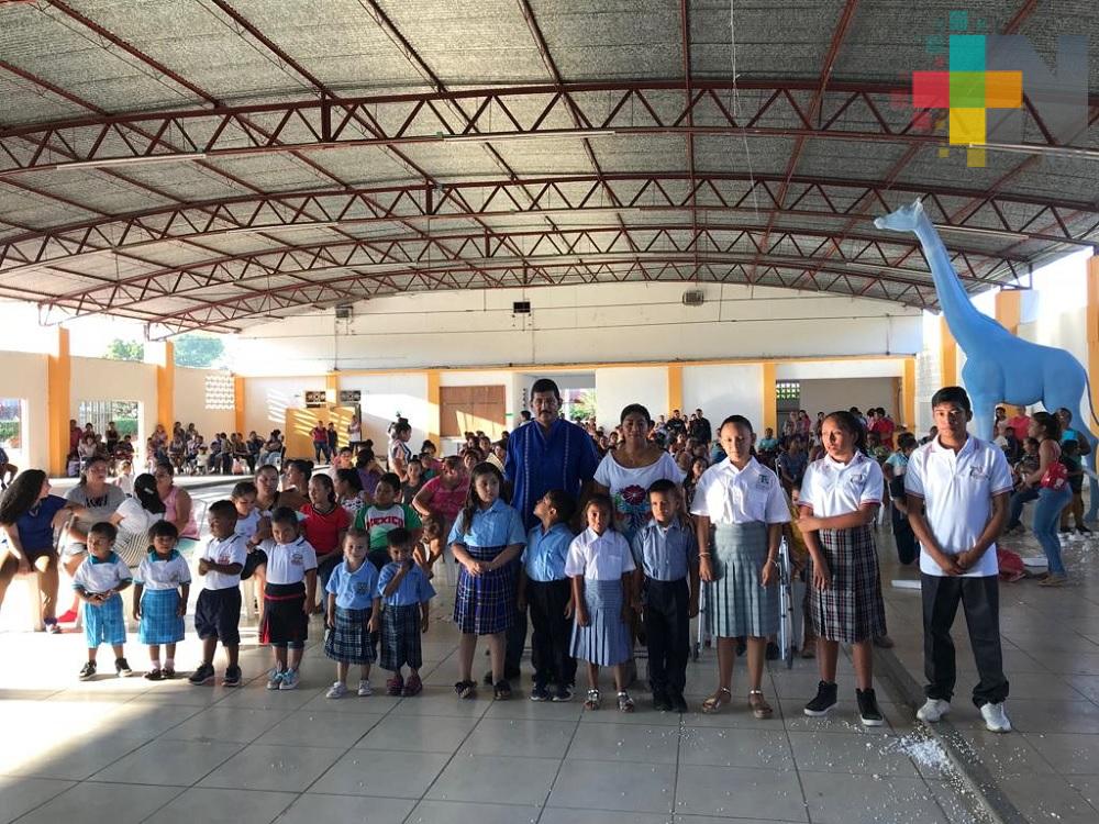 Ayuntamiento de Tlacojalpan apoya a padres de familia con uniformes escolares