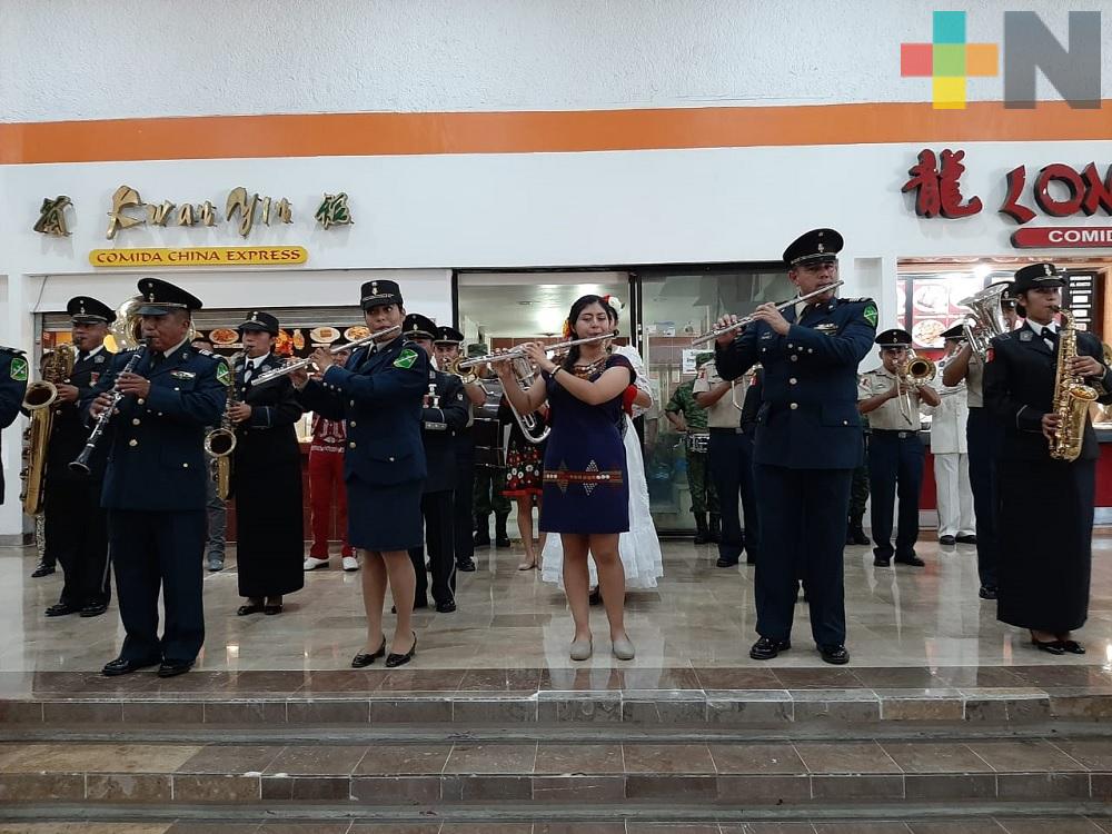 Banda de música de la VI Región Militar realiza ‘flashmob’ en plaza de Minatitlán