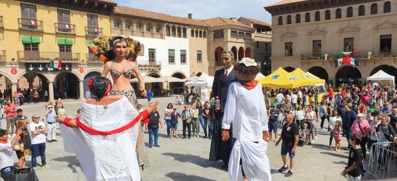 Hermanan a «La Mojinganga» de Veracruz con los «Gegants» de Barcelona