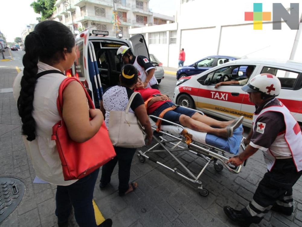 Cae mujer al interior de un registro de agua en el municipio de Veracruz