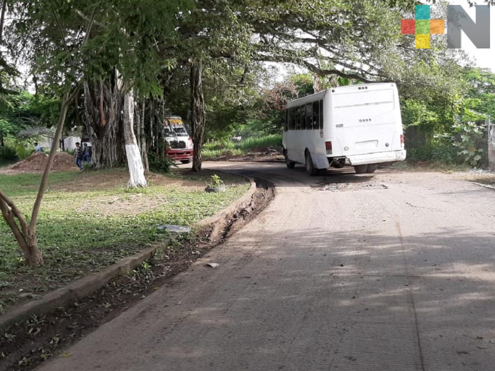 En Mata de Pita denuncian a línea de camiones que invadió calle transitada por estudiantes