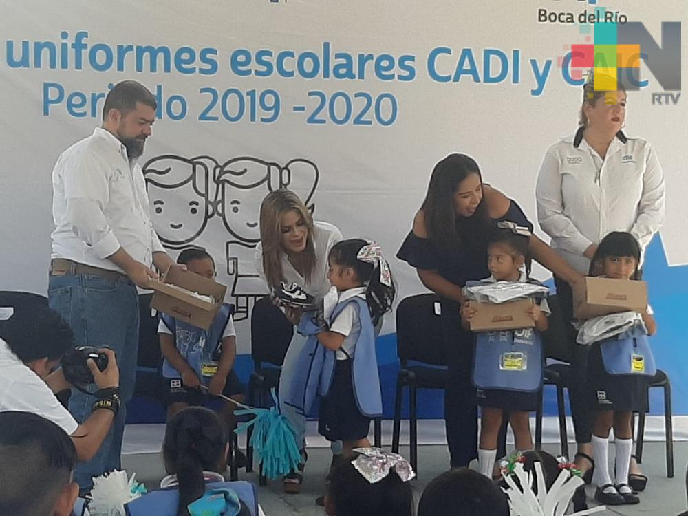 DIF Boca del Río entrega uniformes y calzado escolar a alumnos del CAIC y CADI