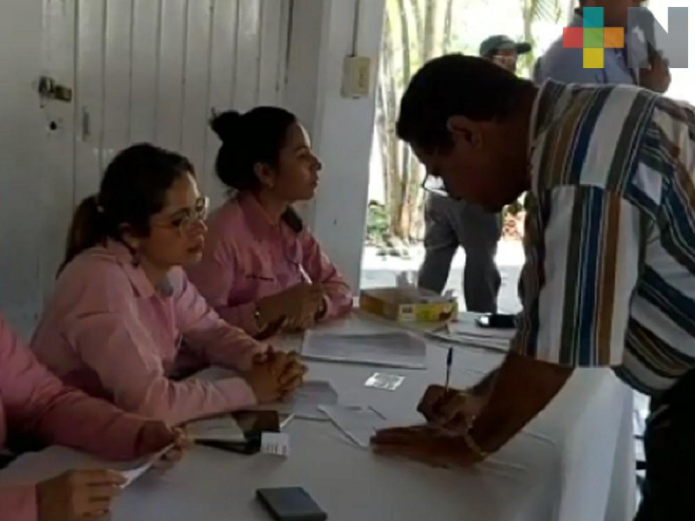 DIF de Tuxpan entrega tarjetas del INAPAM