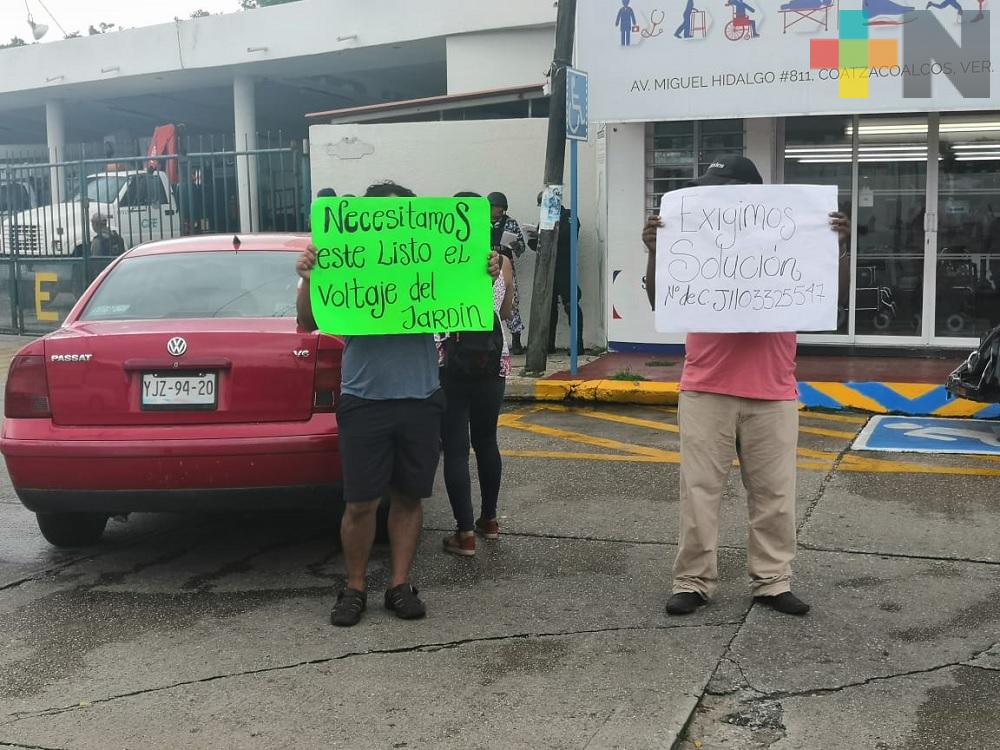 Docentes y padres de familia exigen a CFE conectar transformador a jardín de Coatzacoalcos