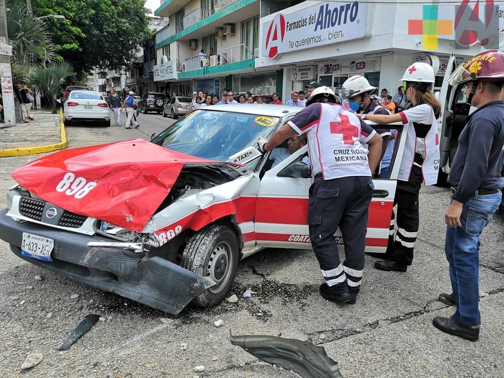 Choque entre taxi y vehículo particular deja dos lesionados en Coatzacoalcos