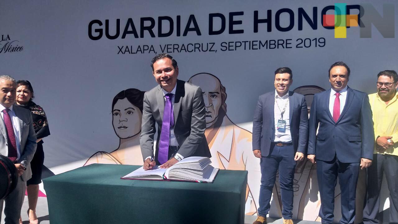 Directivos y personal de Radiotelevisión de Veracruz, montaron guardia ante el monumento a don Miguel Hidalgo