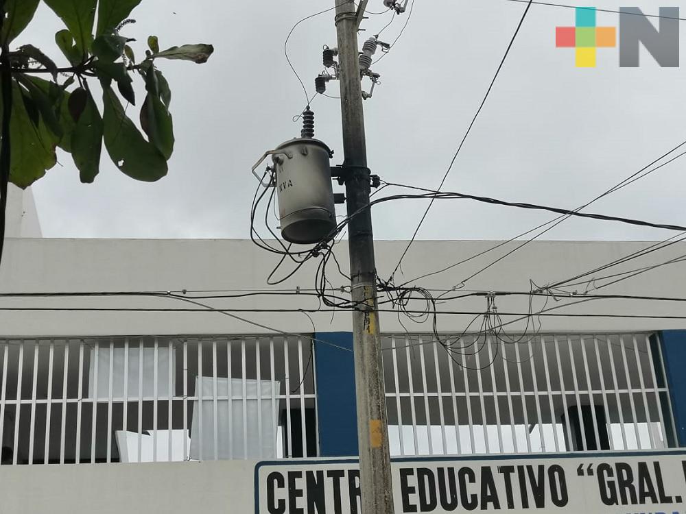 Incendio en transformador alarma a docentes y alumnos de escuela en Coatzacoalcos