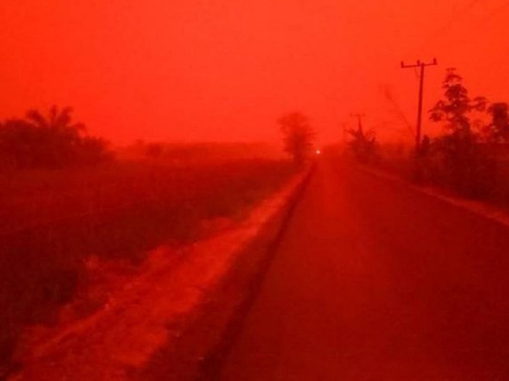 Inusual fenómeno en Indonesia produce un color rojo en el cielo