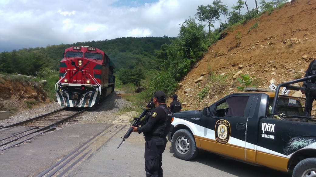 IPAX enfrenta a civiles armados; evita robo al tren en Acultzingo