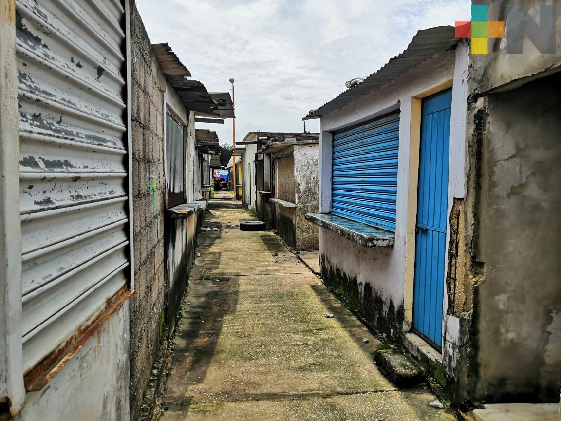 Abandonados, un centenar de locales en mercado Solidaridad, en Minatitlán