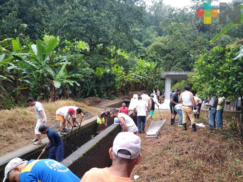 Limpian sistema de conducción de agua en Tlapacoyan